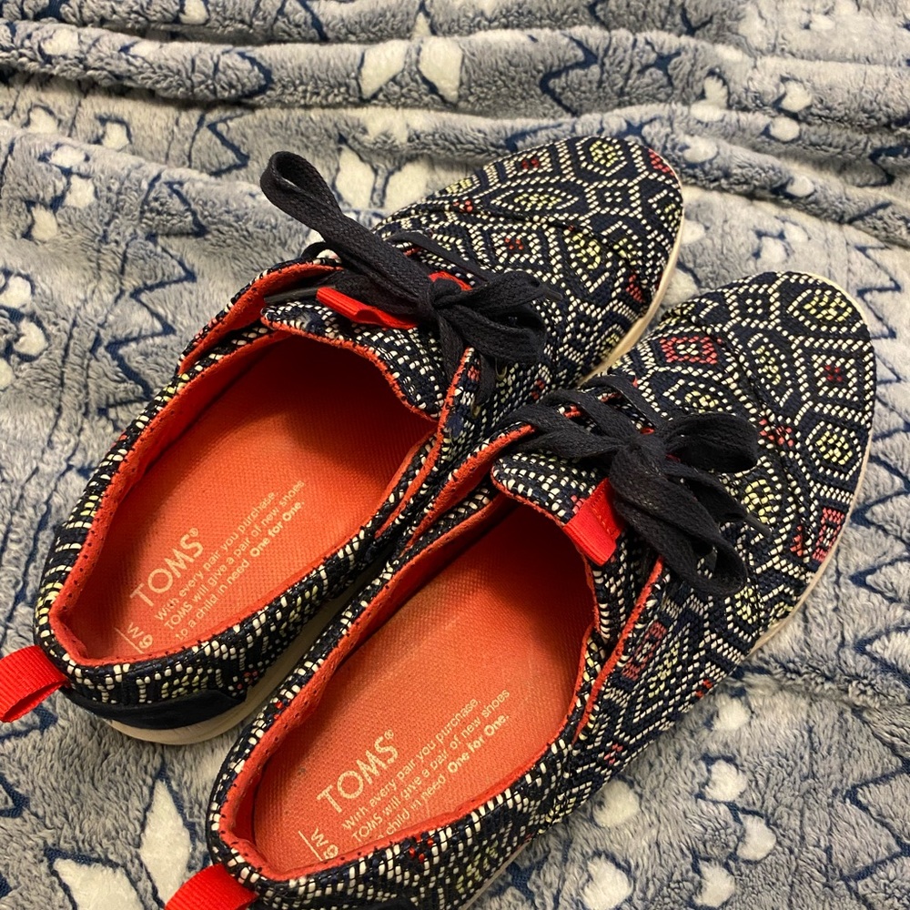 Toms shoes size 9